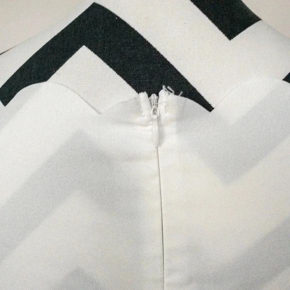 White Scalloped Top Sz Sm - Picture 5 of 5